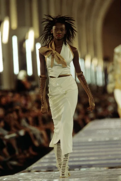 Look 16
